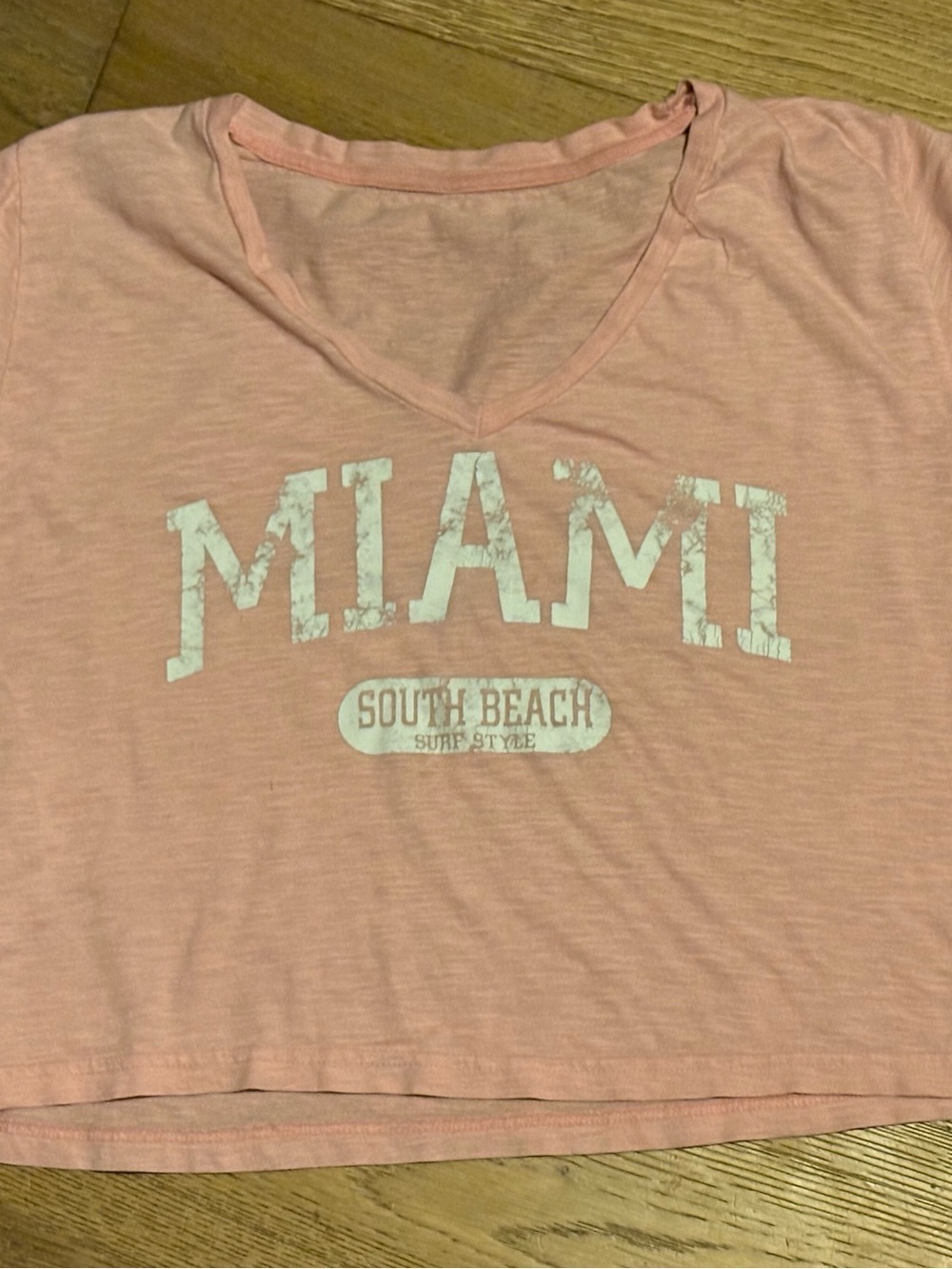 Womenโs Pink Miami Graphic V-Neck Crop Tee
